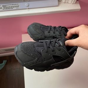 NIKE Girls Huaraches size 10C ✨✨